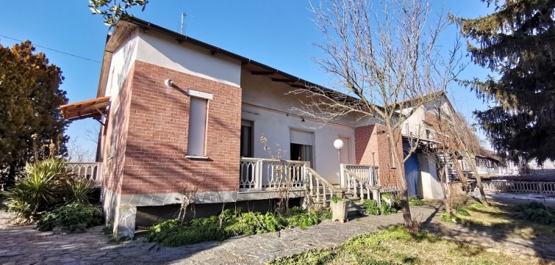 Hus på landet i Montegrosso d'Asti
