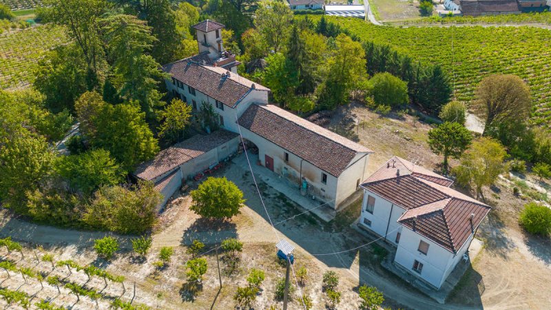 Historiskt hus i Nizza Monferrato