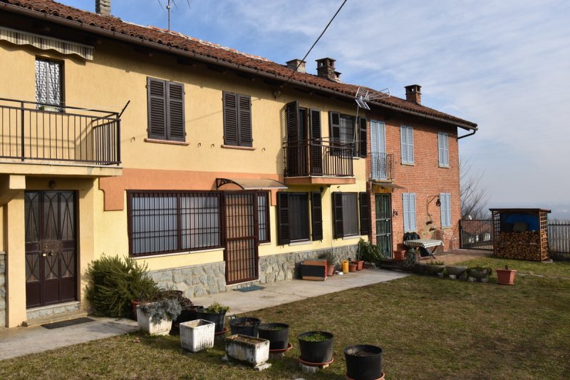 Country house in Rocca d'Arazzo