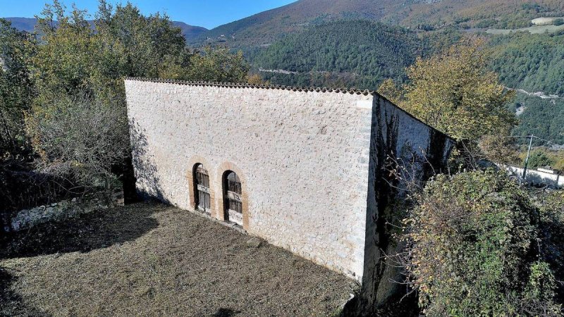 Klein huisje op het platteland in Vallo di Nera