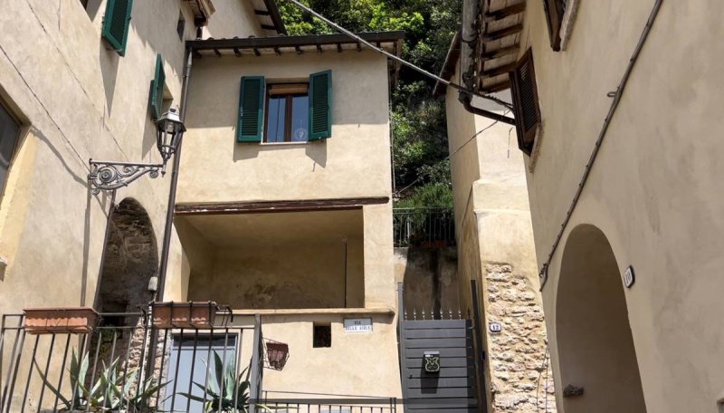Doppelhaushälfte in Vallo di Nera