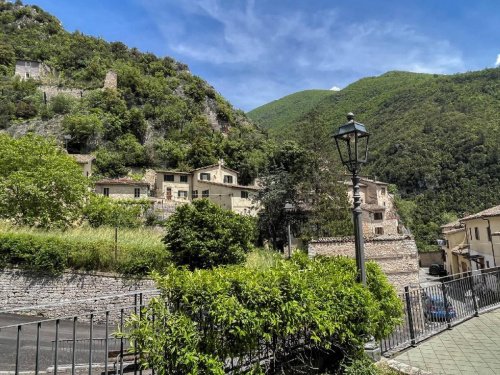 Half-vrijstaande woning in Vallo di Nera