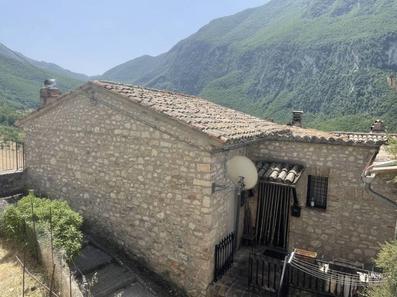 Half-vrijstaande woning in Sant'Anatolia di Narco