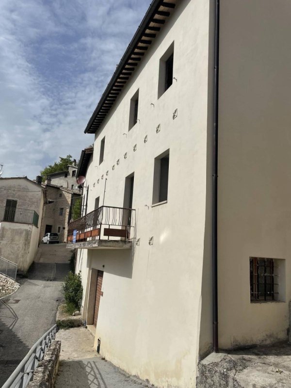 Casa geminada em Sellano