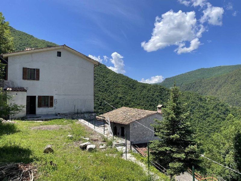 Casa geminada em Cerreto di Spoleto