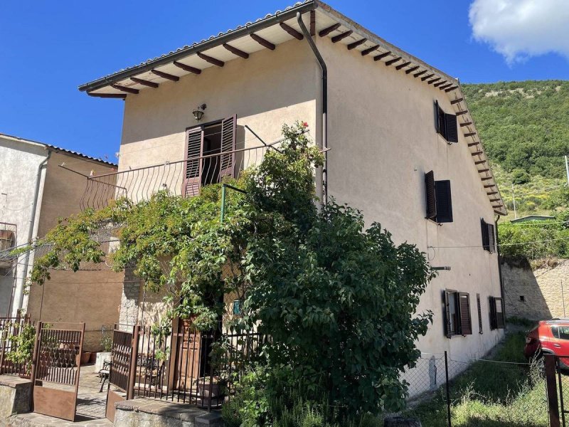 Casa geminada em Cerreto di Spoleto