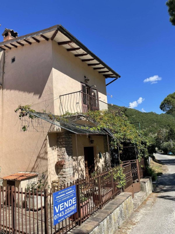 Casa geminada em Cerreto di Spoleto