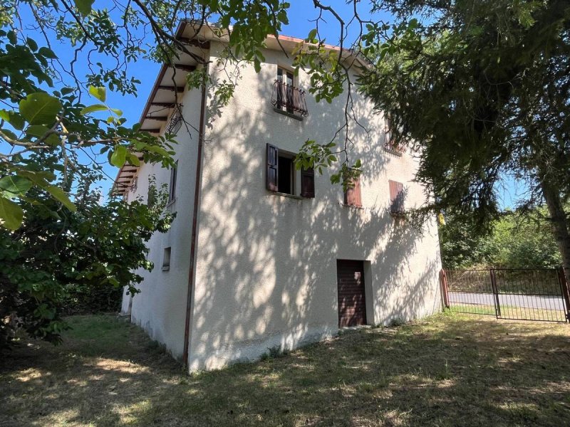 Half-vrijstaande woning in Gualdo Tadino