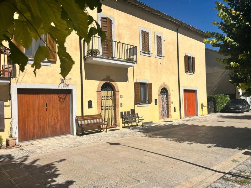 Casa geminada em Sellano