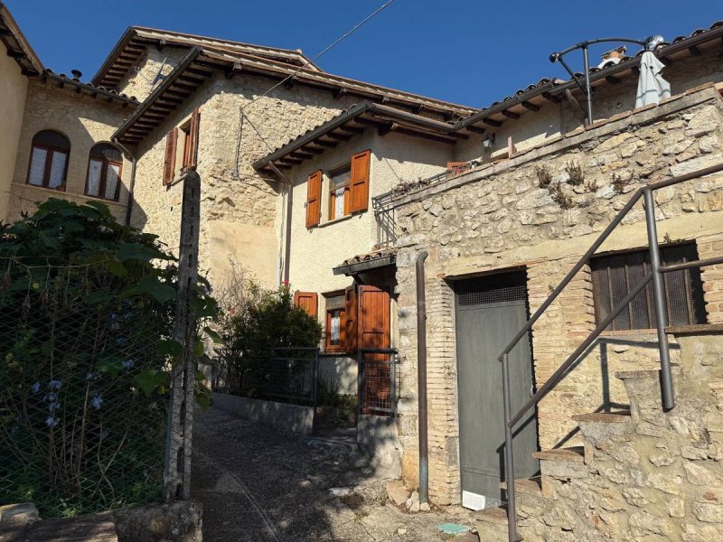 Half-vrijstaande woning in Ferentillo