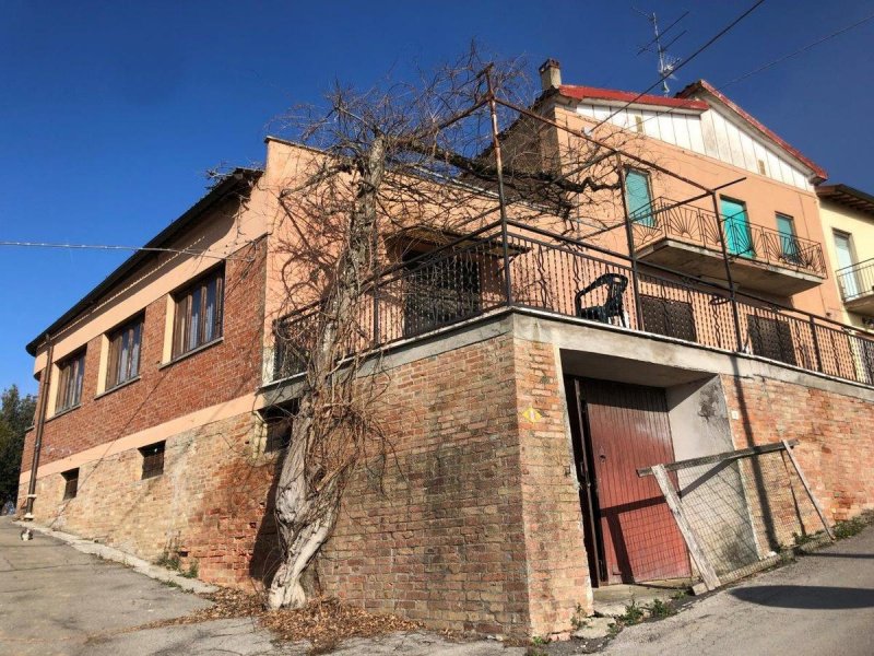 Hus från källare till tak i Castiglione del Lago