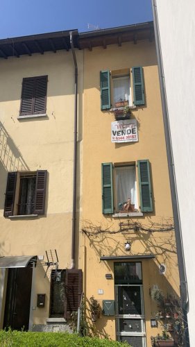 Особняк из двух квартир в Менаджо