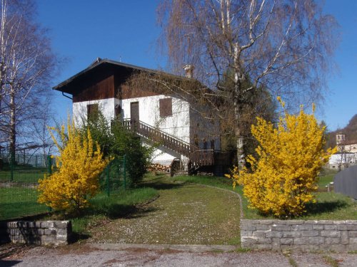 Casa indipendente a Grandola ed Uniti