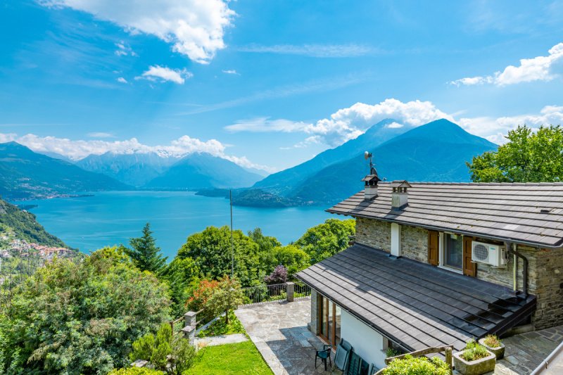 Detached house in Pianello del Lario