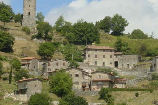 Kleines Dorf in Molazzana