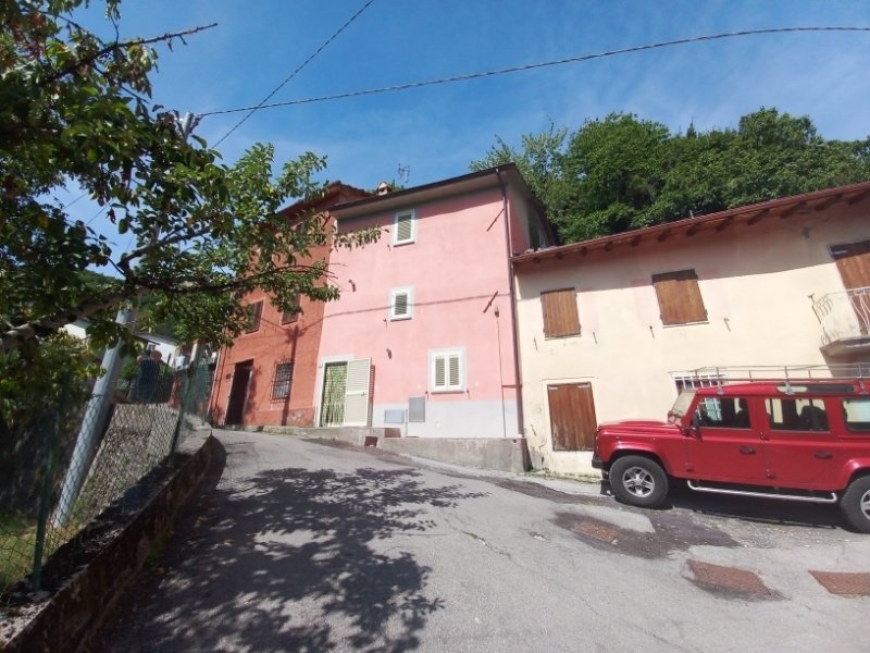 Hus från källare till tak i Vagli Sotto
