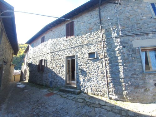 Hus från källare till tak i Camporgiano