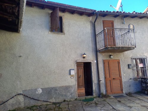 Особняк из двух квартир в Кастильоне-ди-Гарфаньяна
