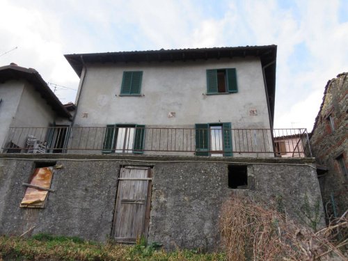 Semi-detached house in Camporgiano