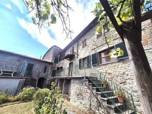 Semi-detached house in Camporgiano