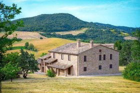 Klein huisje op het platteland in Assisi