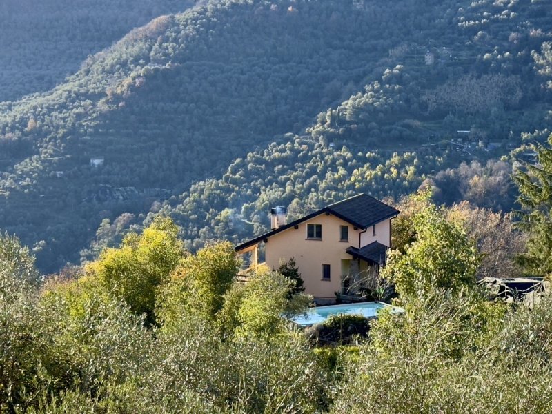 Casa geminada em Apricale