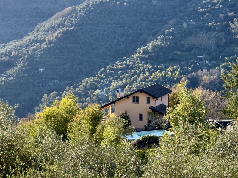 Half-vrijstaande woning in Apricale