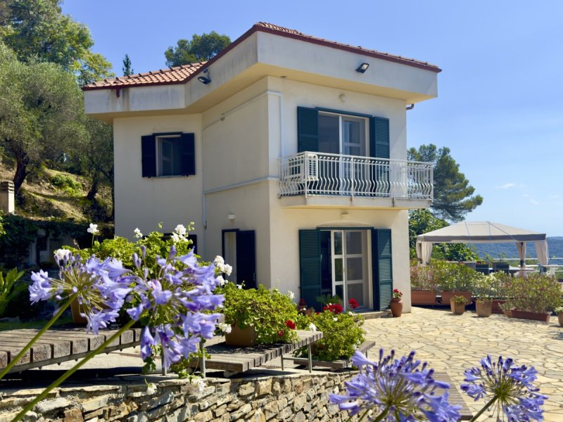 Detached house in Diano Arentino