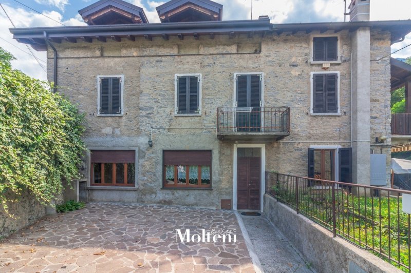 Semi-detached house in Lierna