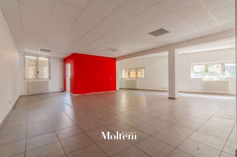 Kommersiell byggnad i Lecco