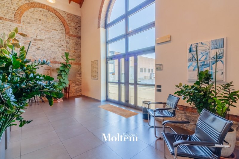 Kommersiell byggnad i Calolziocorte