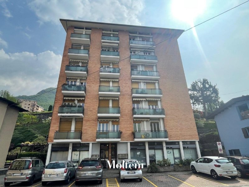 曼代洛-德尔拉里奥公寓