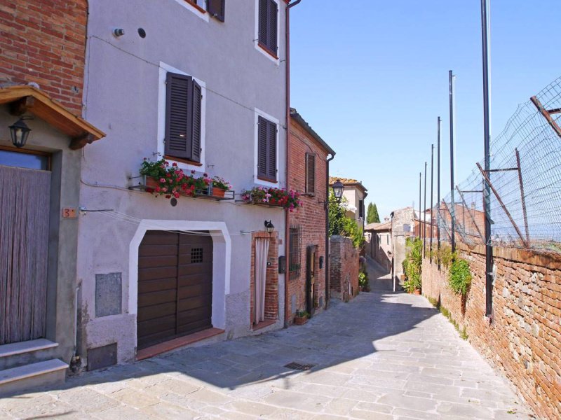 Hus från källare till tak i Torrita di Siena