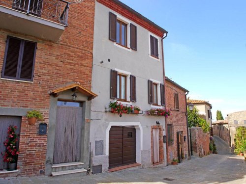 Hus från källare till tak i Torrita di Siena