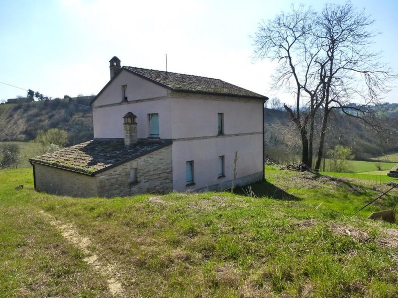 Klein huisje op het platteland in Montottone