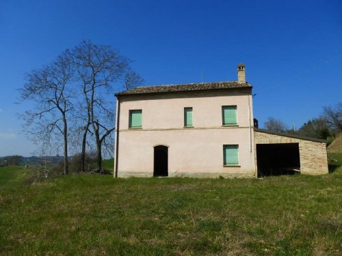 Klein huisje op het platteland in Montottone