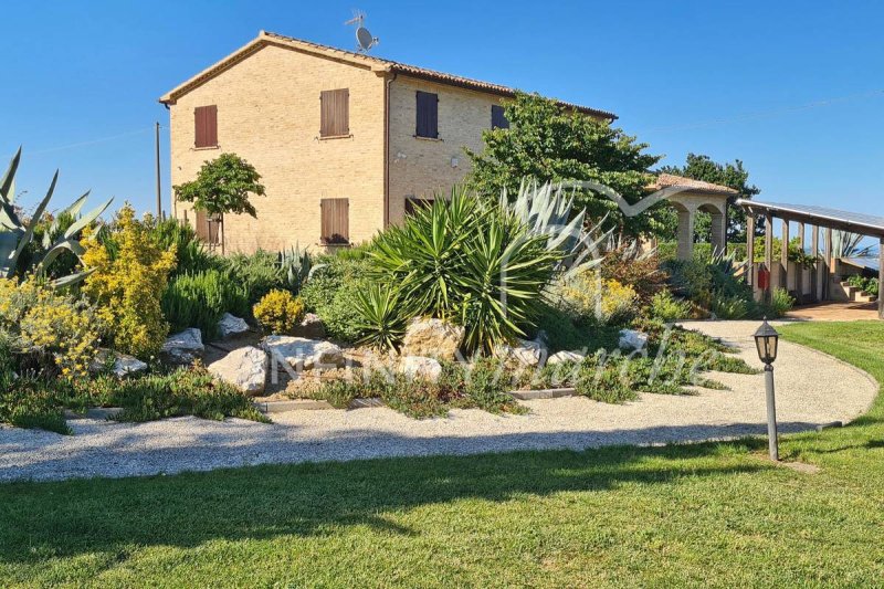 Klein huisje op het platteland in Morrovalle