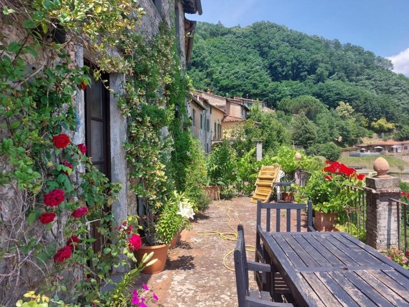 Hus från källare till tak i Coreglia Antelminelli