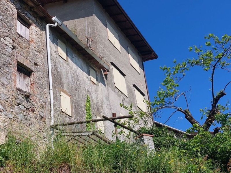 Top-to-bottom house in Pescaglia