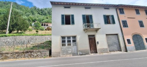 Hus från källare till tak i Bagni di Lucca