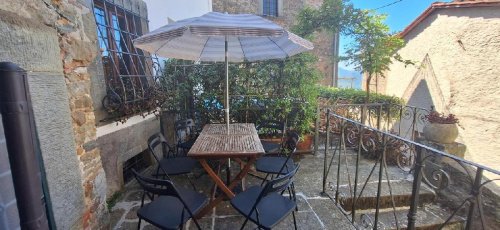 Hus från källare till tak i Bagni di Lucca