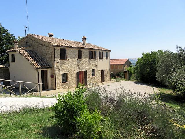 Country house in Monte Roberto