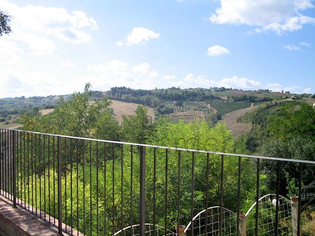 Country house in Monte Roberto