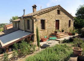 Landhuis in Monte Roberto