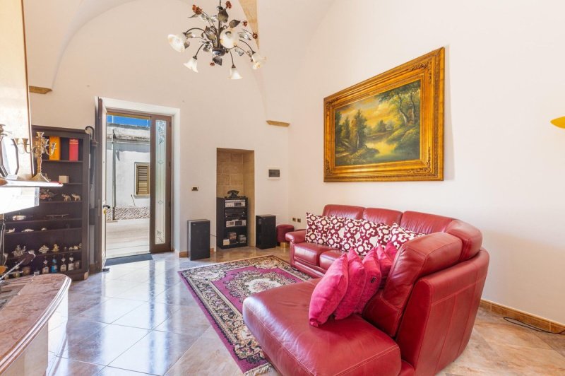 Особняк в Морчиано-ди-Леука