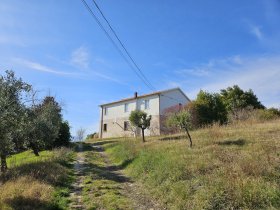 Klein huisje op het platteland in Cossignano