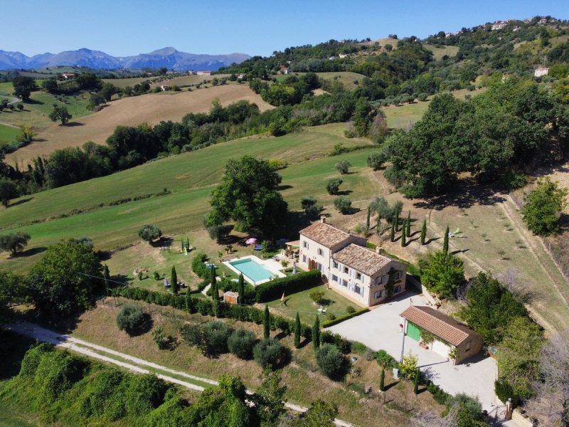 Klein huisje op het platteland in Penna San Giovanni