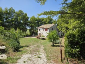 Klein huisje op het platteland in Ripatransone