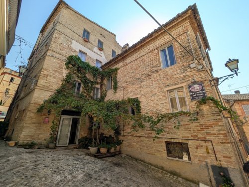 Top-to-bottom house in Offida