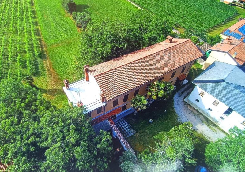 Klein huisje op het platteland in Farra d'Isonzo